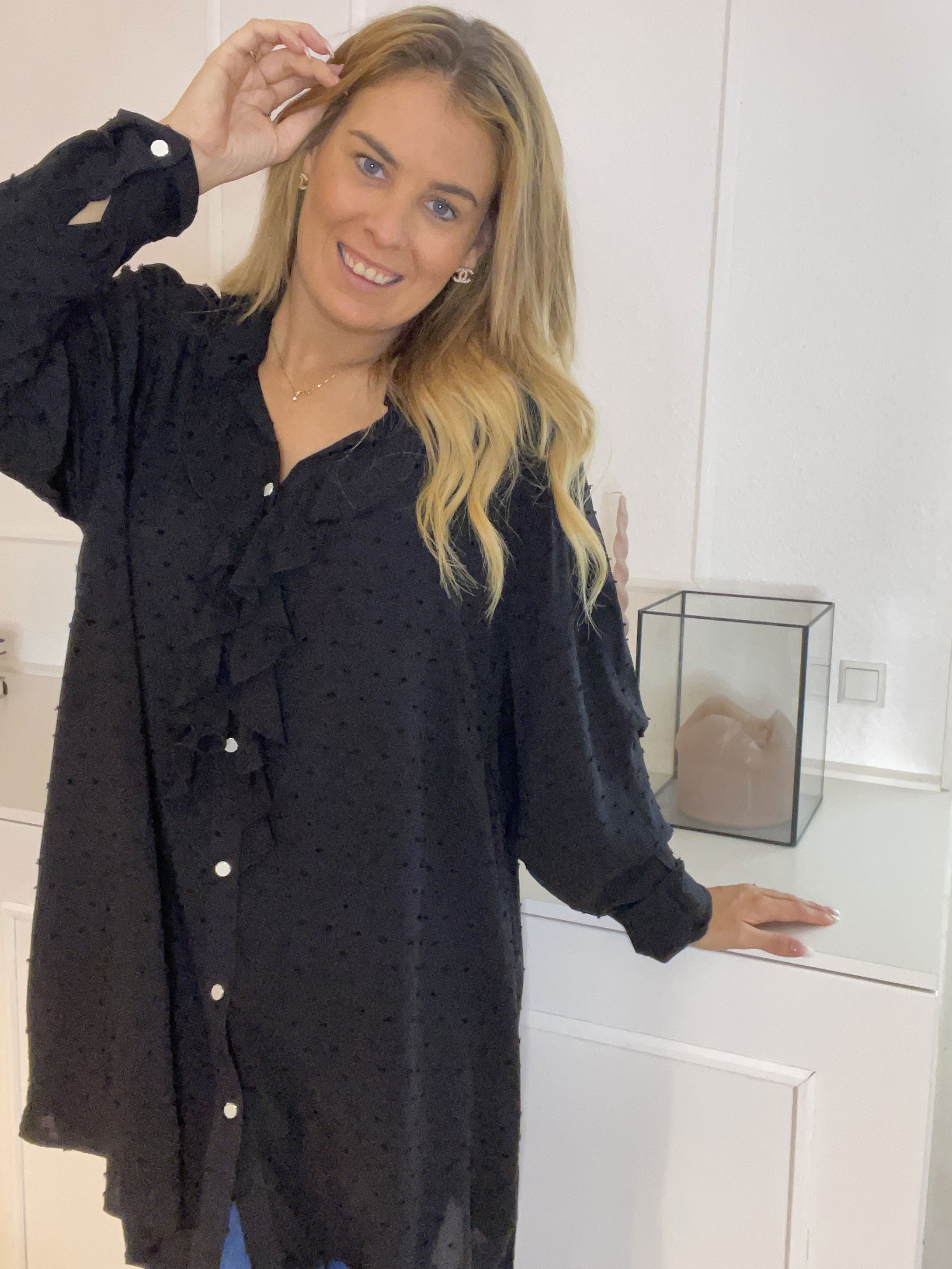 Zandra - Smuk skjorte med flæse og prikket detaljer